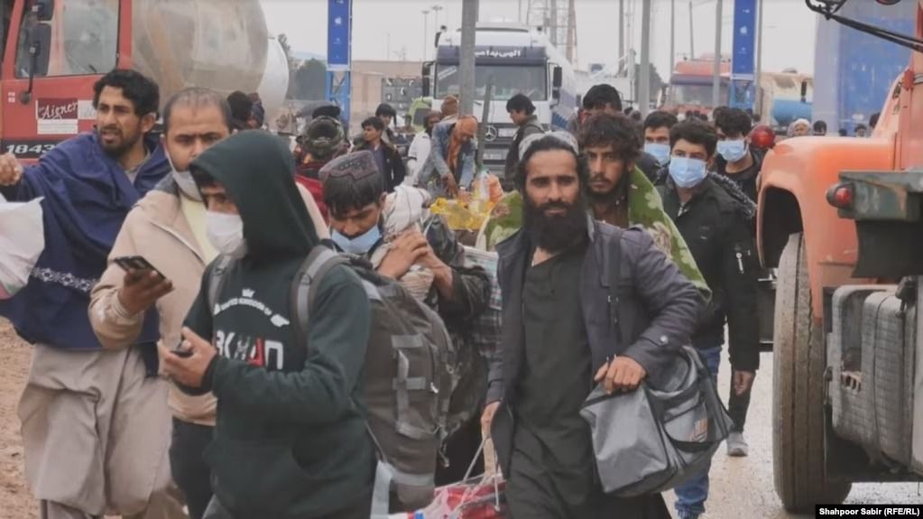 طالبان: السلطات الإيرانية رحلت عشرات الآلاف من الأفغان الشهر الماضي