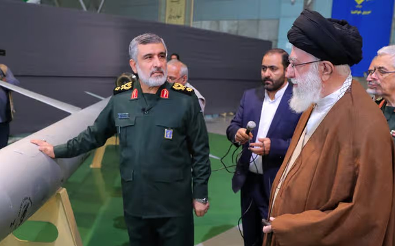 إيران تهدد بهجوم "معقد" واستخدام "أسلحة أقوى" في ردها المحتمل على إسرائيل