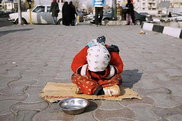 7 ملايين شخص في إيران يعانون الجوع..وخبير اقتصادي: "نتيجة كارثية لغباء وخيانة وطمع" النظام