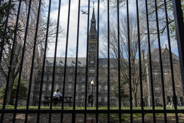 إقالة أستاذ بجامعة "جورجتاون" بعد تمنّيه ضربة من النظام الإيراني على قاعدة أميركية