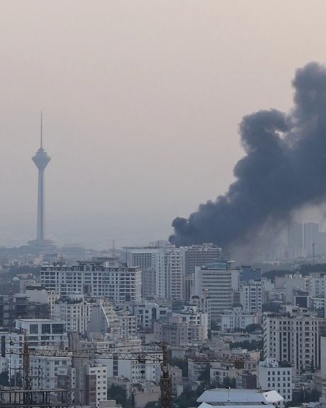 جمهوری اسلامی شنبه را در تهران برای تشییع جسد فرماندهان نظامی کشتهشده تعطیل کرد