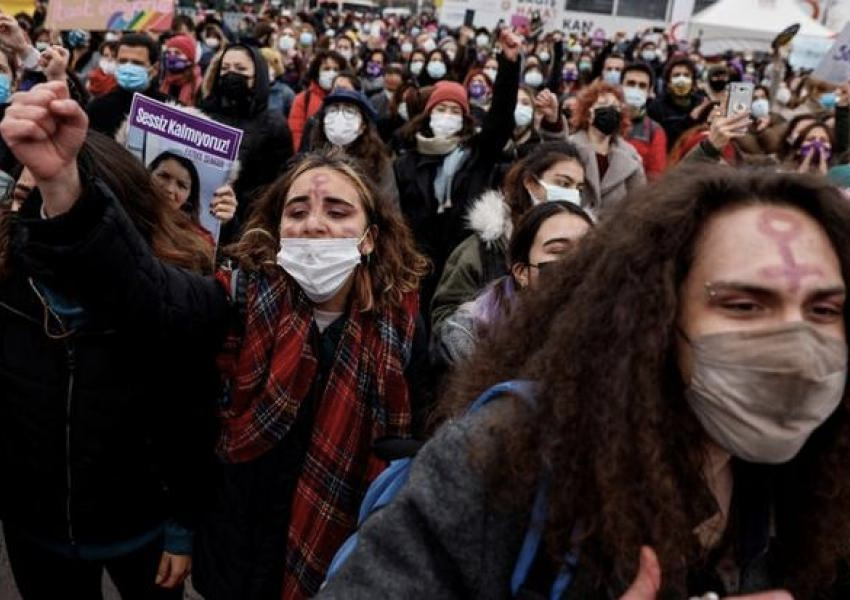 لغو راهپیمایی روز جهانی منع خشونت علیه زنان در استانبول؛ «ممنوعیت را به رسمیت نمی‌شناسیم»