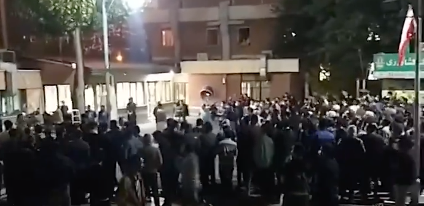 معترضان در تهران، مشهد، اراک و سوهانک به کمک دانشجویان محاصره شده شتافتند