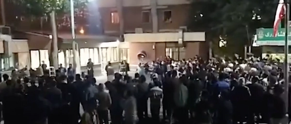 معترضان در تهران، مشهد، اراک و سوهانک به کمک دانشجویان محاصره شده شتافتند