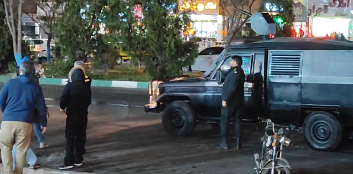 اجبار ماموران آتش‌نشانی به شستن خون از خیابان؛ معترضان و تونل وحشت در حیاط کلانتری چالوس 