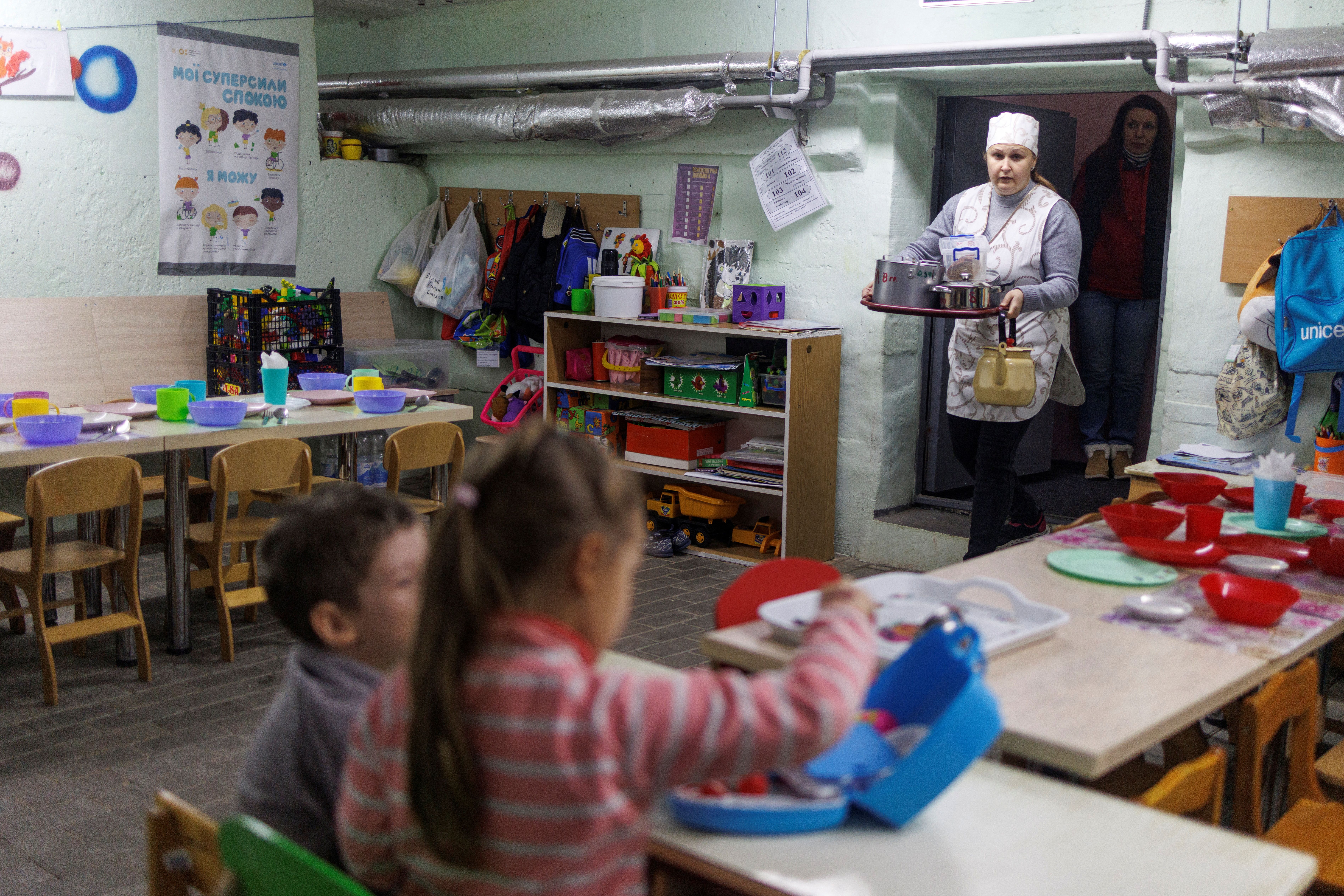 بمباران چرنیهیف اوکراین و خاموشی شهر؛ مهدکودکی برای تامین گرما و غذای بچه‌ها تلاش می‌کند