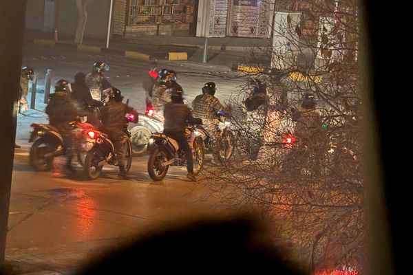 روایت مخاطبان از حکومت نظامی؛ ایستوبازرسیهای سپاه گوشیهای مردم را چک میکند