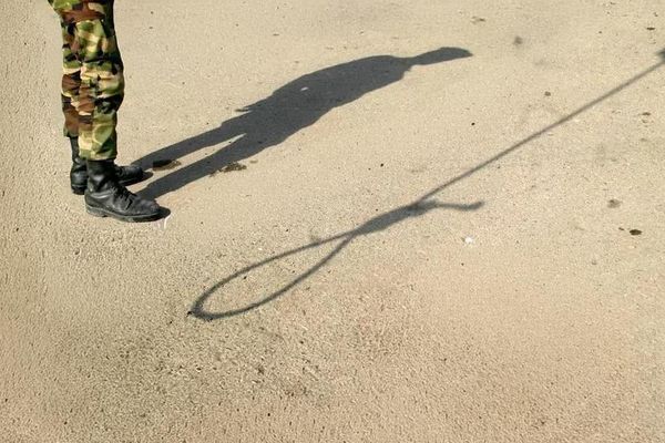 حکم اعدام یک متهم به قتل در سمنان و در ملاء عام اجرا شد