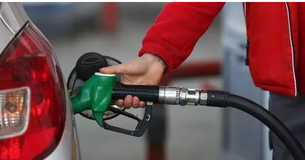 از پزشکیان تا همتی، تناقض در اظهارات مقامات دولتی درباره قیمت‌گذاری بنزین