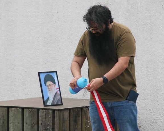 عضو دفتر نشر آثار خامنهای: سوزاندن کتب مقدس کنار عکس خامنهای، مشکوک است