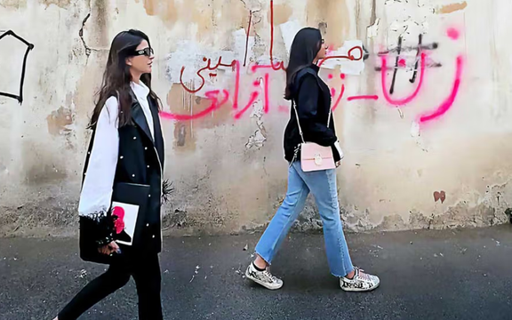 برلماني إيراني: احتمال وقوع هجوم إسرائيلي تسبب في تعليق تطبيق قانون "العفة والحجاب"