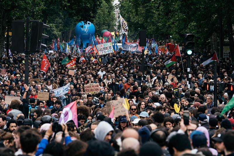 تظاهرات صدها هزار نفری در فرانسه پس از افزایش آرای انتخاباتی حزب «تجمع ملی» 