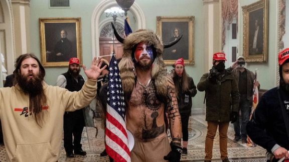 جیکوب چنسلی، از مهاجمان ساختمان کنگره آمریکا، به ۴۱ ماه زندان محکوم شد