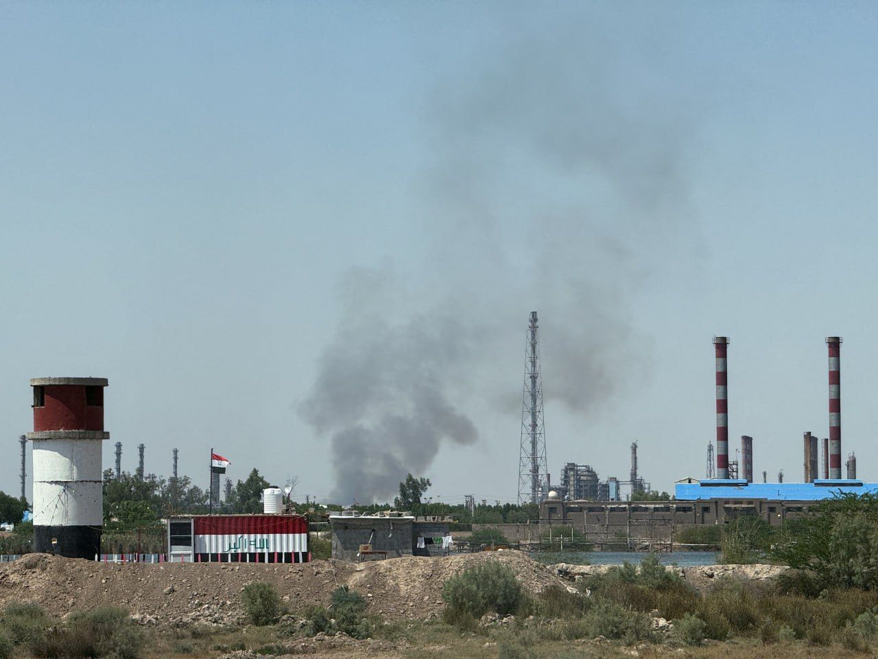 برخاستن دود از حوالی پالایشگاه آبادان در بحبوحه حملات اسرائیل به ایران
