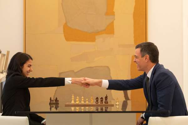 Defecting Iranian Chess Master Meets Spanish Prime Minister