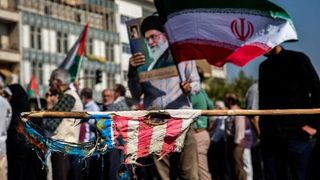 تحت شعار "أميركا انتهت".. المتشددون في طهران ينساقون خلف خامنئي