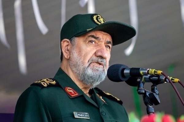 فرمانده سابق سپاه پاسداران: ترامپ گفته دستش روی ماشه است، دستش را قطع میکنیم