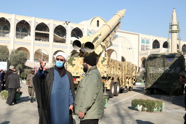 الأركان المسلحة الإيرانية تُحذر من نشر تقارير عن صفقات السلاح مع موسكو وبكين