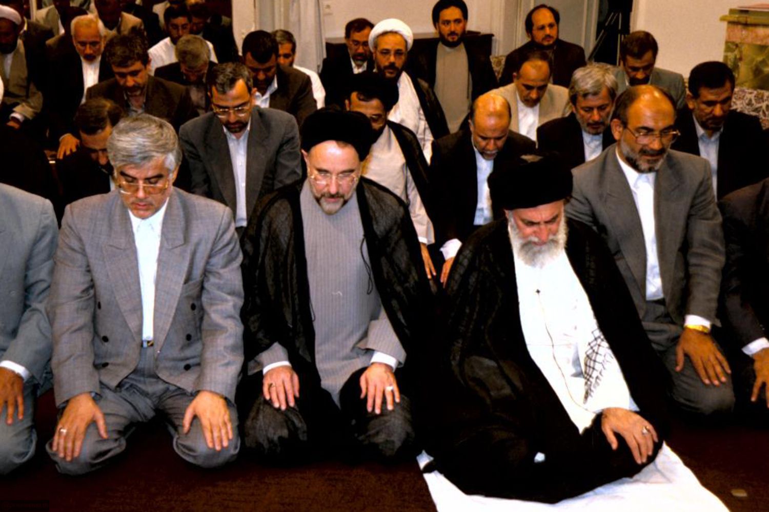 عارف در دهه هفتاد با استعفا از حزب «مشارکت» مسیر خود را از منتقدان خامنه‌ای جدا کرد