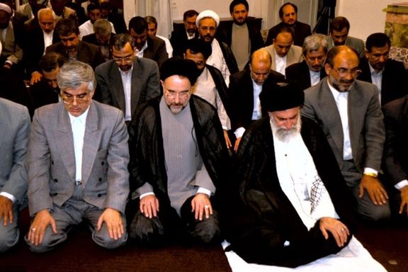 عارف در دهه هفتاد با استعفا از حزب «مشارکت» مسیر خود را از منتقدان خامنهای جدا کرد