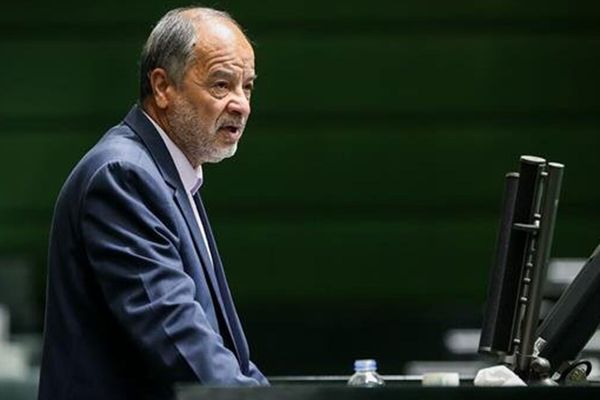 برلماني إيراني: سنغلق مضيق هرمز إذا لم يُسمح لنا ببيع النفط