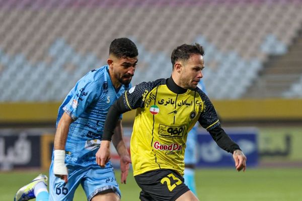 سپاهان ۱-۰ چادرملو؛ رستگاری در آخرین دقیقه، سپاهان با یک بازی کمتر، صدرنشین نیمفصل شد