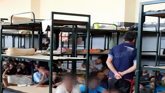 سایت هرانا: تراکم زندانیان در زندان تهران بزرگ منجر به صدمه و مرگ زندانیان شده است