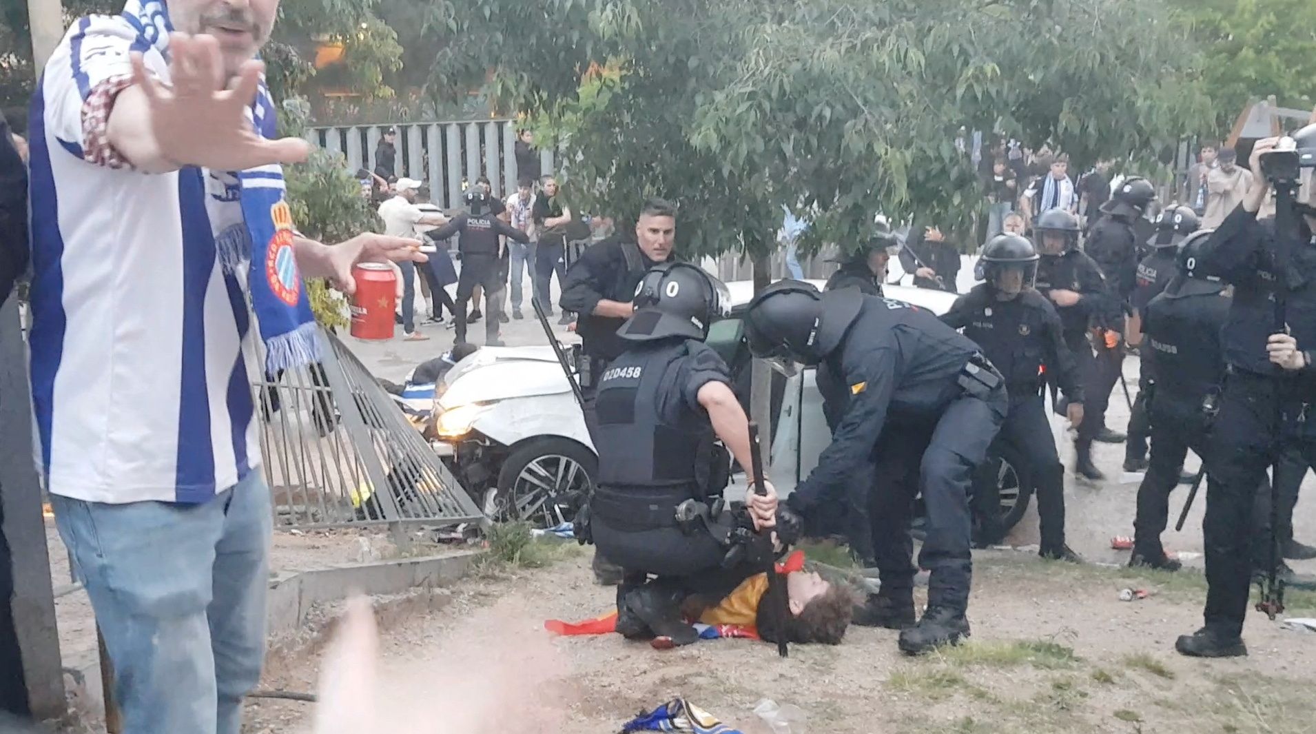 مصدومیت ۱۲ نفر به دلیل ورود خودرو به جمعیت مقابل ورزشگاه اسپانیول-بارسلونا