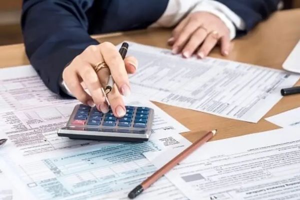بـ"ضرائب مضنية" في 2024 .. الحكومة الإيرانية تحاول تعويض عجز الموازنة على حساب الشعب