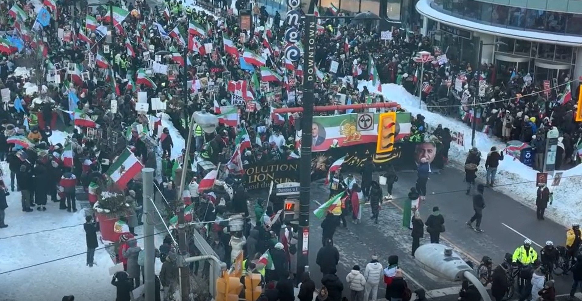 پلیس تورنتو تعداد شرکت‌کنندگان در تظاهرات ایرانیان را ۱۵۰ هزار نفر اعلام کرد