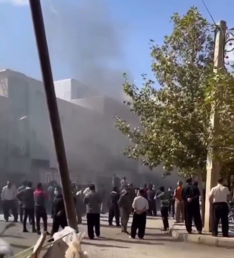 مردم مریوان در اعتراض به کشته شدن نسرین قادری بر اثر ضربات باتوم اعتصاب و تجمع کردند