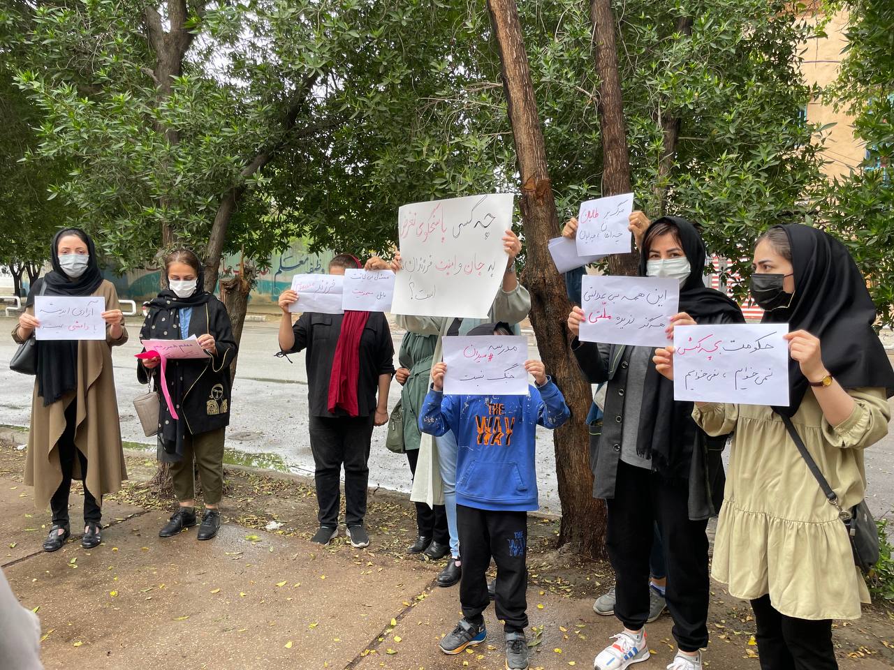 تجمع در مقابل آموزش و پرورش خوزستان در ادامه اعتراض به مسموم‌سازی دانش‌آموزان