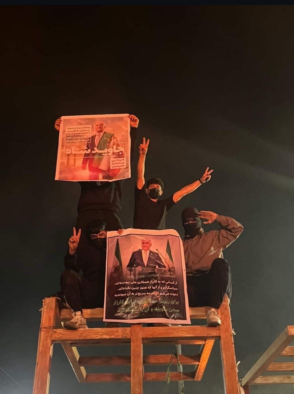 دانش‌آموزان مدرسه‌ای در تهران در اعتراض به سخنرانی ۲۲ بهمن شعار «جاوید شاه» سر دادند