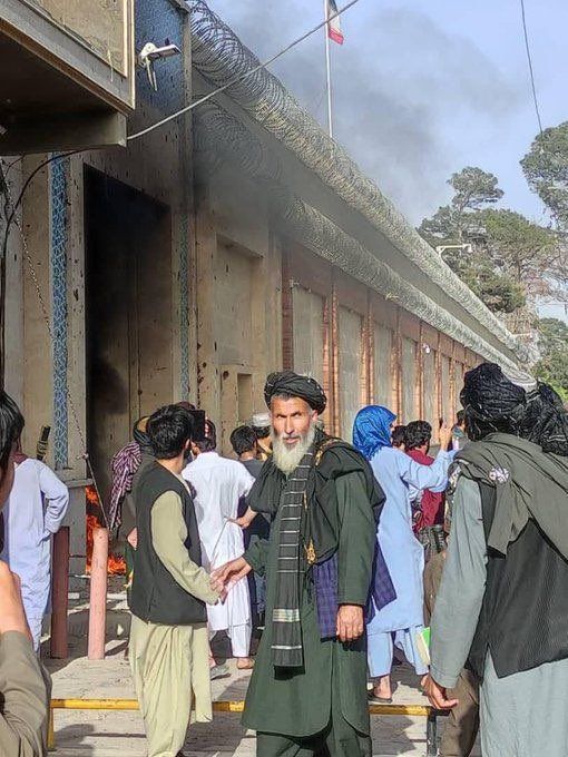 معترضان افغان به کنسولگری جمهوری اسلامی در هرات حمله کردند