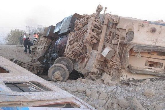 خبرگزاری ایسنا: آمار جانباختگان حادثه خروج قطار مشهد به یزد از ریل، به ۱۳ نفر افزایش یافت