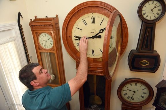 رییس اتاق بازرگانی تهران خواستار اجرای دوباره سیاست تغییر ساعت رسمی ایران شد