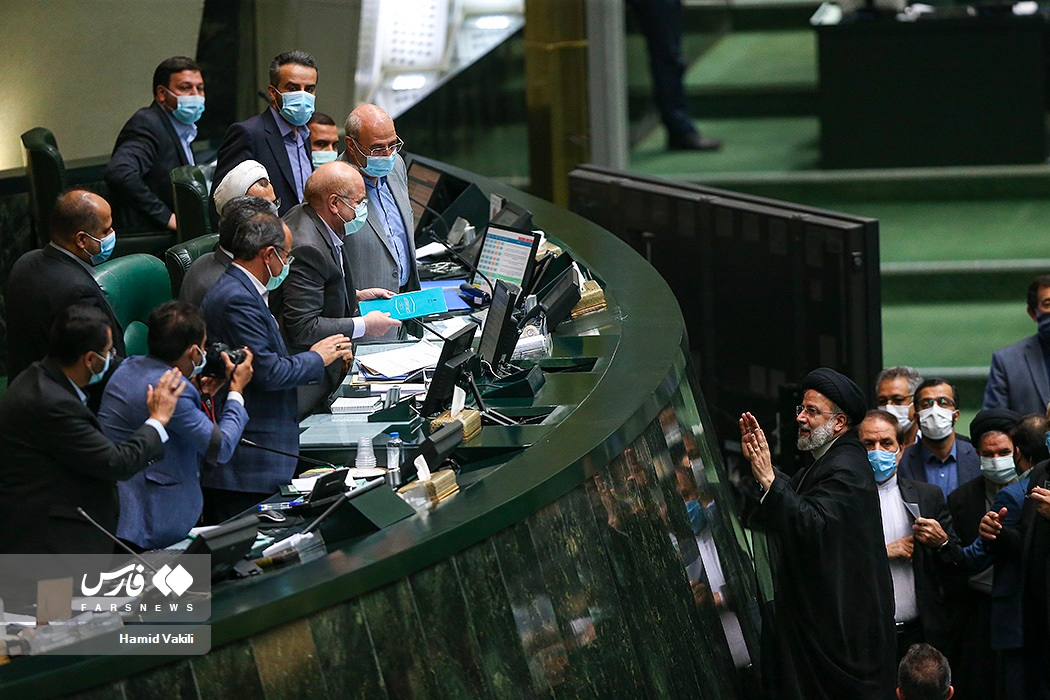 لایحه بودجه ۱۴۰۱؛  حذف ارز ۴۲۰۰ تومانی و پیش‌بینی فروش یک میلیون و ۲۰۰ هزار بشکه نفت