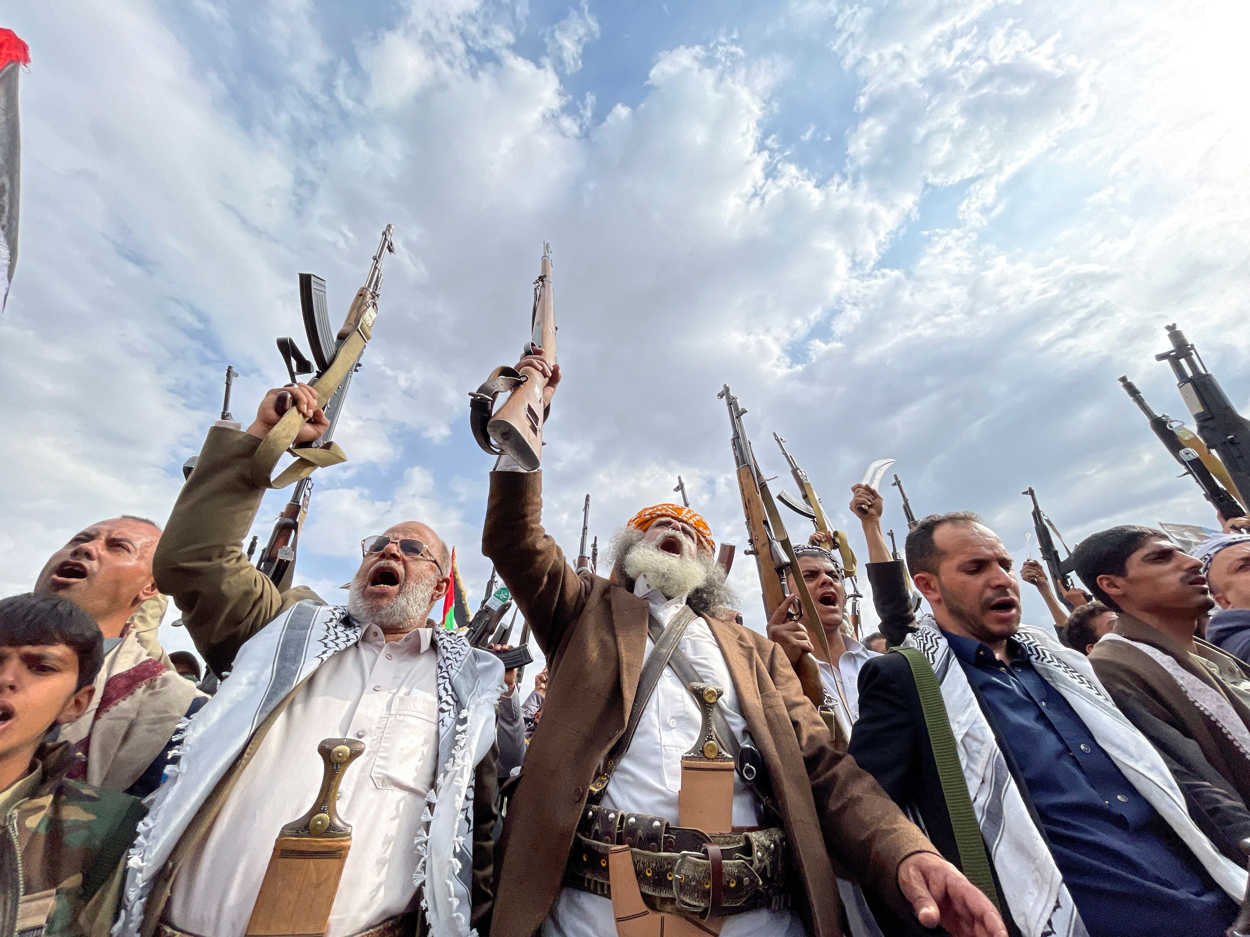 یک دریانورد غیرنظامی در حمله حوثی‌ها به کشتی باری مفقود شد