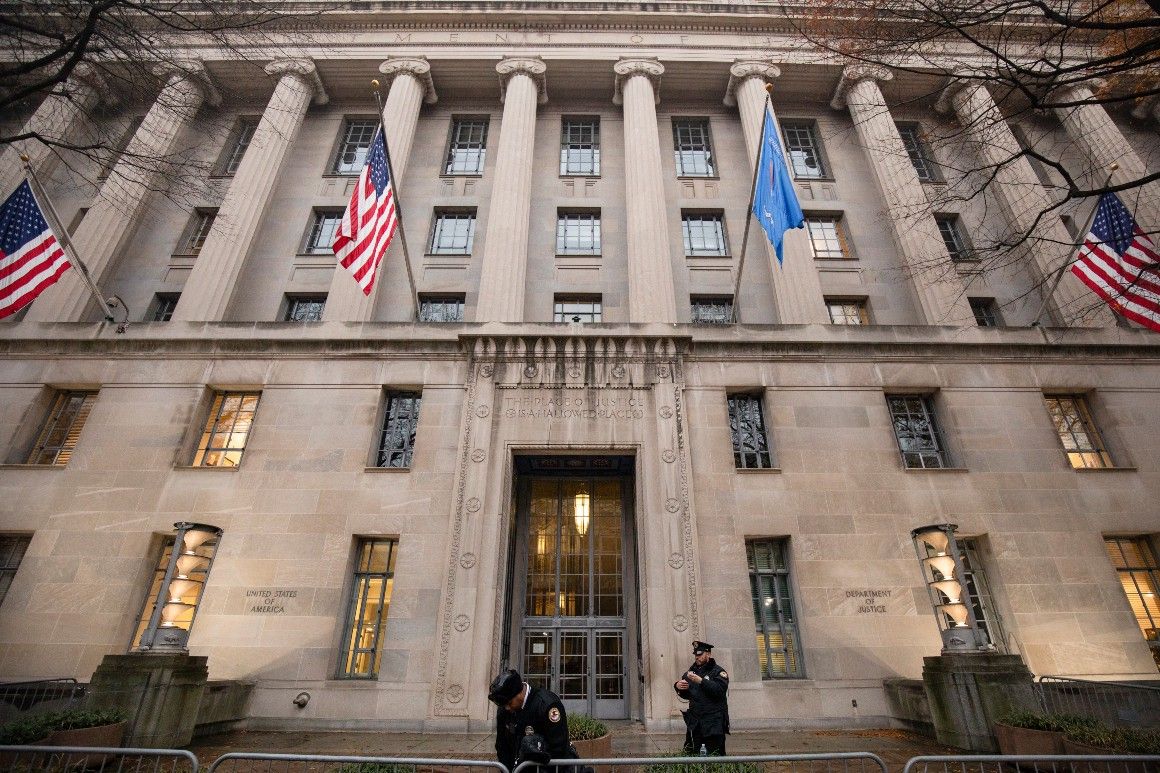 وزارت دادگستری آمریکا از اعلام جرم علیه چند فرد به دلیل نقض تحریم‌های ایران خبر داد