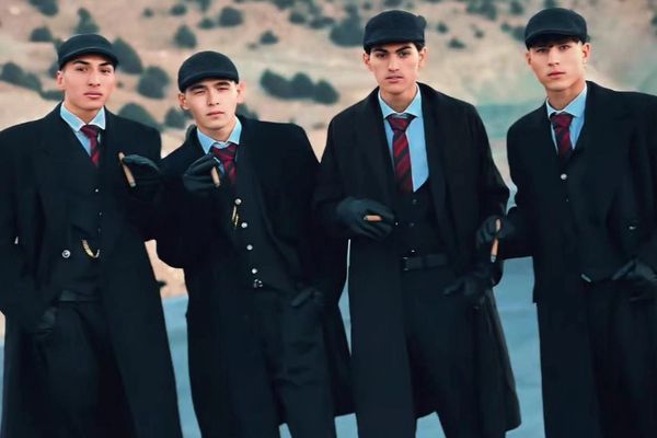 طالبان چهار جوان را بهدلیل تقلید از پوشش بازیگر یک سریال انگلیسی بازداشت کرد