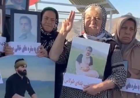 خانواده‌های دادخواه در شب یلدا به مزار کشته‌شدگان اعتراضات رفتند