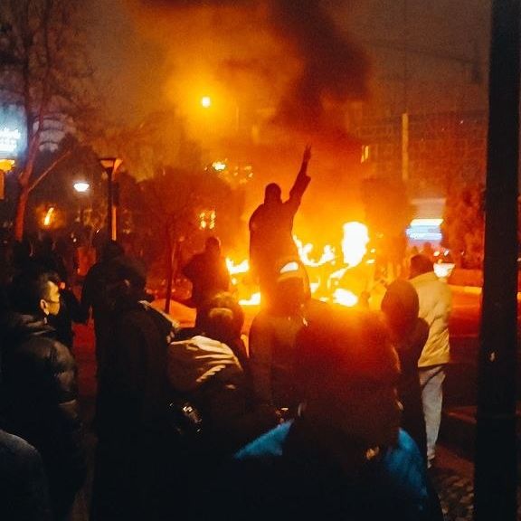 تاکید صدها فعال مدنی و سیاسی بر لزوم تغییر ساختار قدرت در ایران و انتقال قدرت به مردم