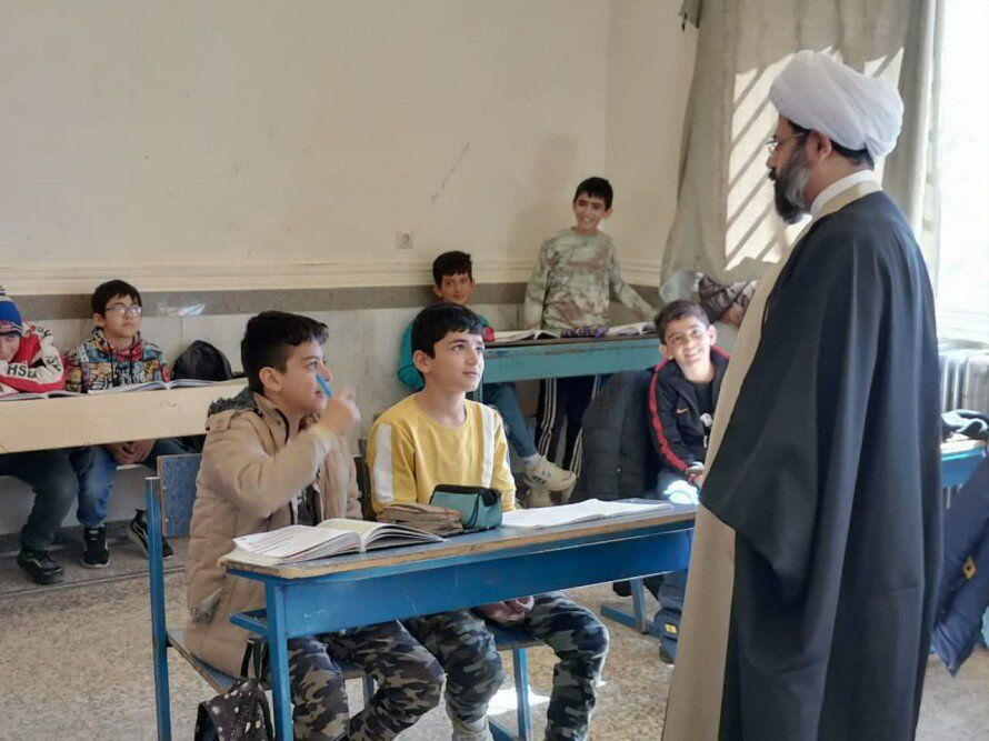 مادر یک دانش‌آموز برای ثبت‌نام فرزندش در مدرسه مجبور به تمیز کردن کلاس‌های درس شد