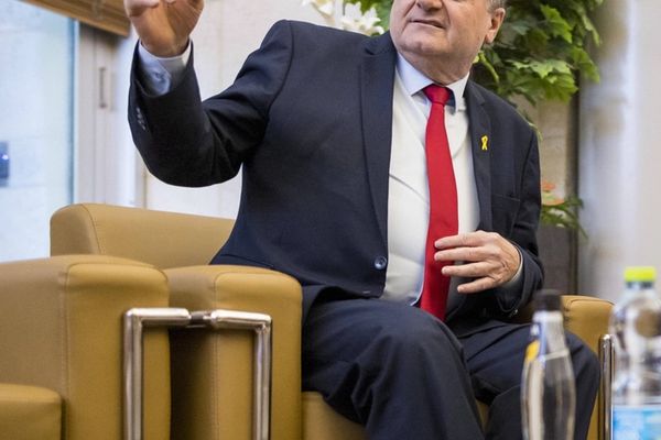 وزير الدفاع الإسرائيلي: الديكتاتور الإيراني محاصر في كل مكان