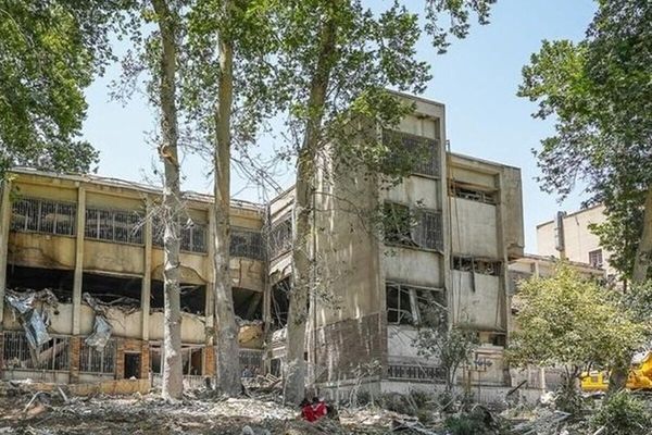 أكثر من 1200 شخص يوقّعون على "نداء المعلمين" لدعم السجناء السياسيين في إيران