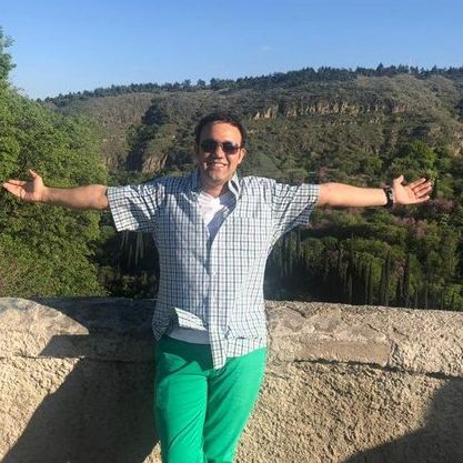 في إطار تصعيده ضد النشطاء.. النظام الإيراني يعتقل مذيعا بسبب "نشاط" شقيقته في الخارج