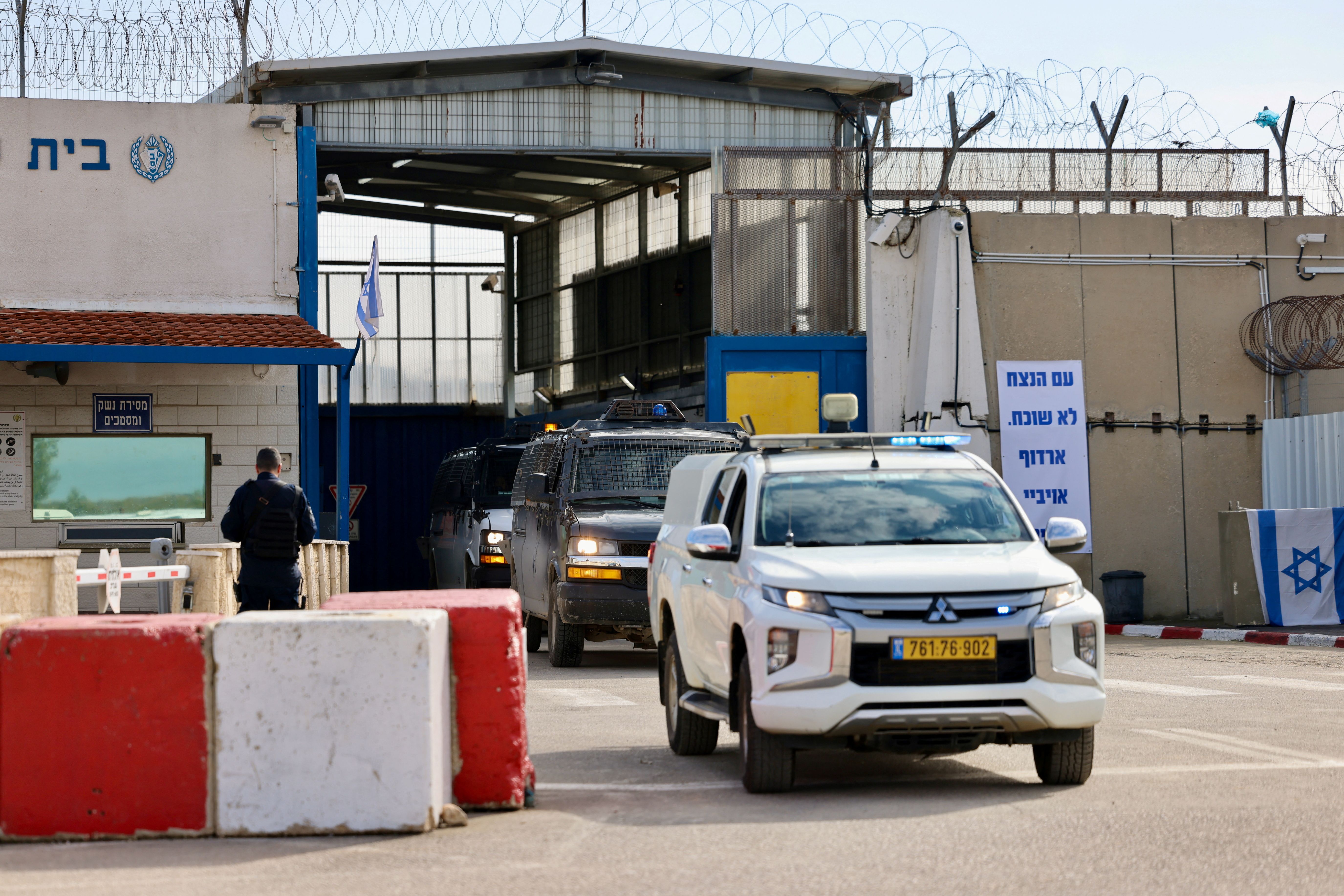 ششم بهمن ۲۰۰ زندانی فلسطینی، در ازای آزادی چهار سرباز زن گروگان اسرائیلی آزاد شدند