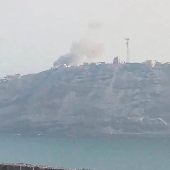 ستون دود برخاسته از کاخ ریاستجمهوری در شهر عدن، یمن، پس از حملات موشکی حوثیها در ۲۳ مهر ۱۴۰۵، رویترز.