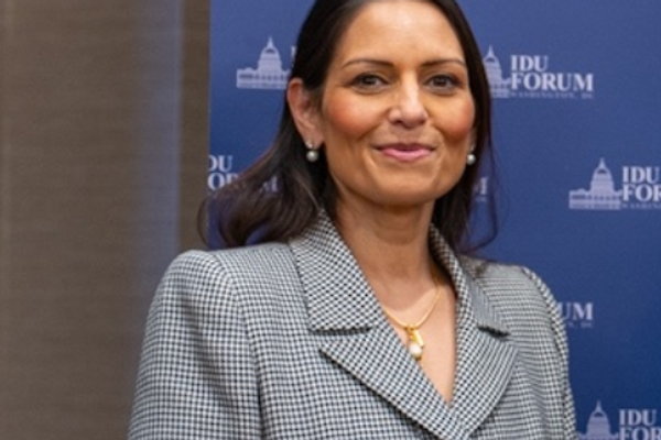 وزيرة بريطانية سابقة: احتجاجات إيران "لحظة بالغة الخطورة في الشرق الأوسط"