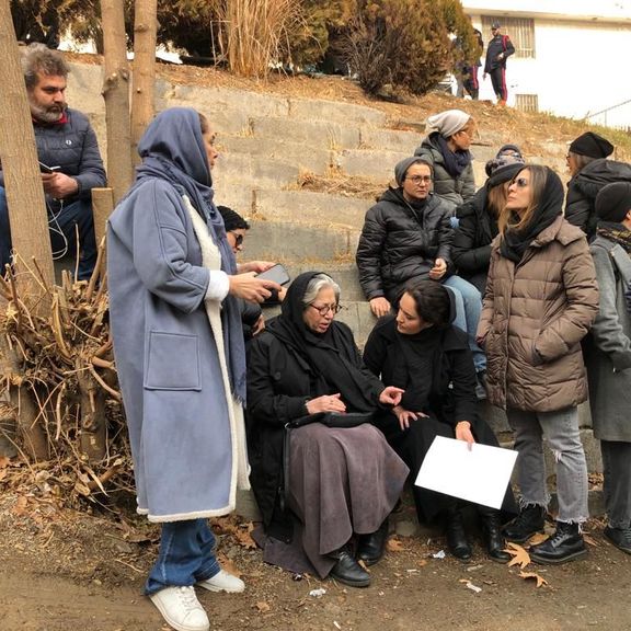 گروهی از سینماگران برای حمایت از ترانه علیدوستی مقابل دادسرای اوین تجمع کردند